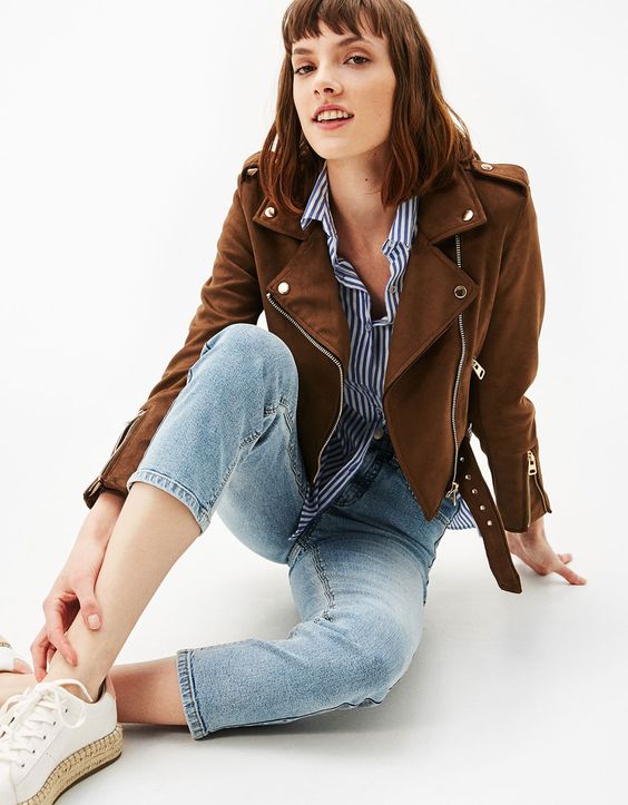 Outfit con jeans y chaqueta de cuero marron con camia a rayas