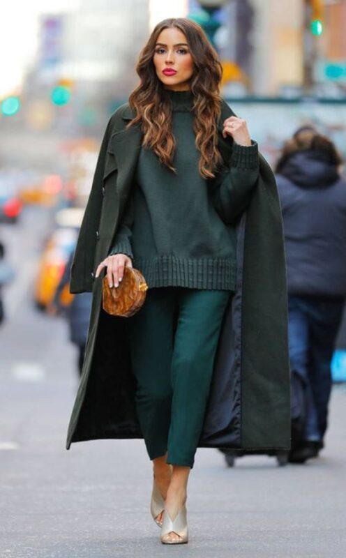 Outfit con pantalon verde oscuro y blusa estampada para invierno