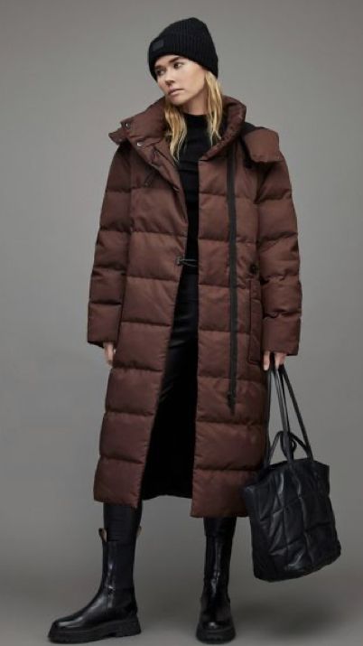 Outfit con puffer marron largo para invierno