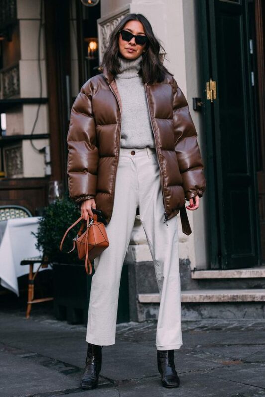 Outfit con puffer marron para invierno para oficina