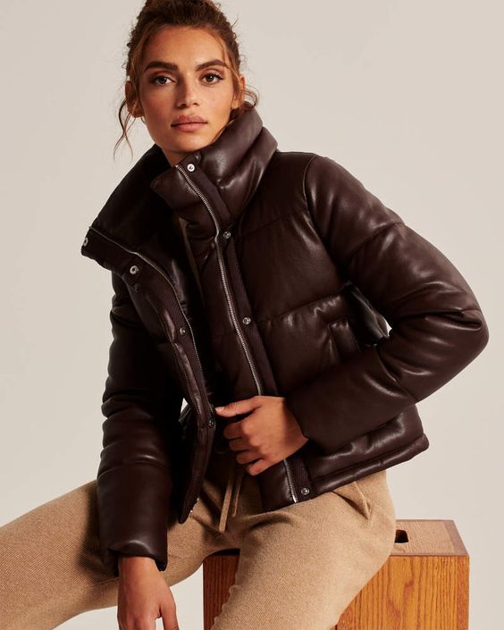 Outfit con puffer marron para invierno y pantalon beige