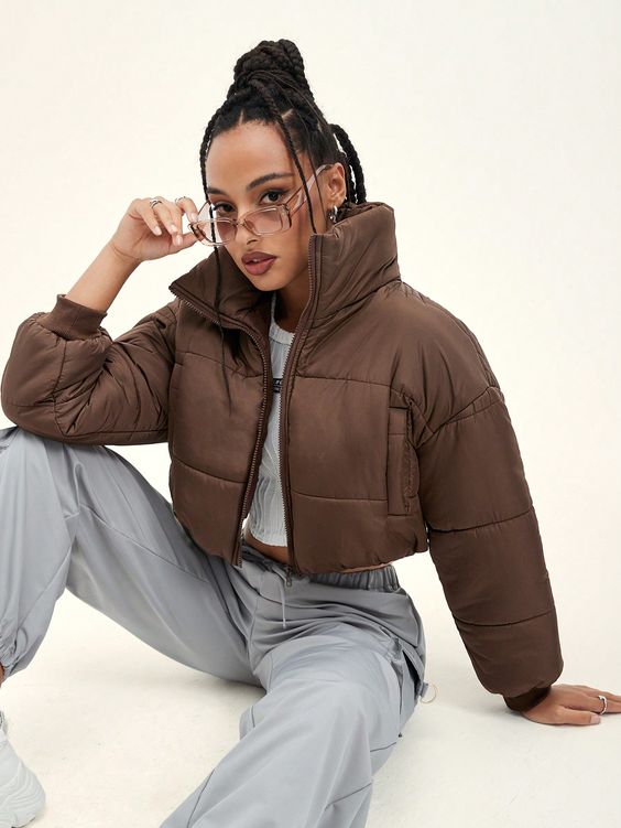 Outfit con puffer marron para invierno y pantalon gris