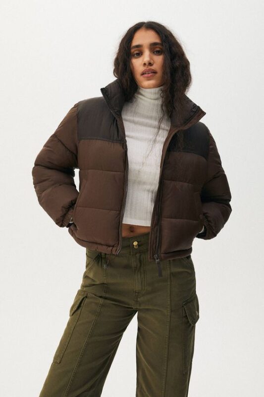 Outfit con puffer marron para invierno y pantalon verde