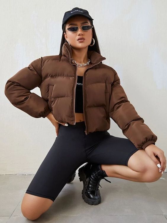 Outfit con puffer recortada marron para invierno y biker