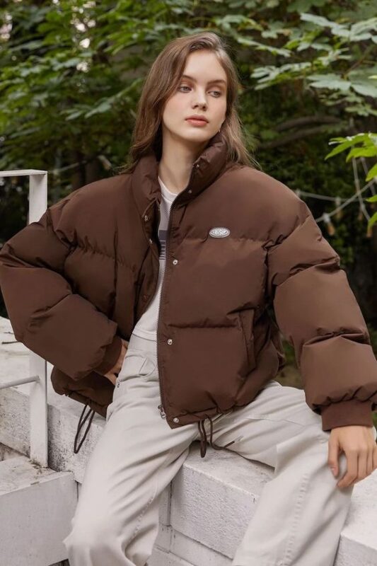 Outfit con puffer recortada marron para invierno y pantalon crudo
