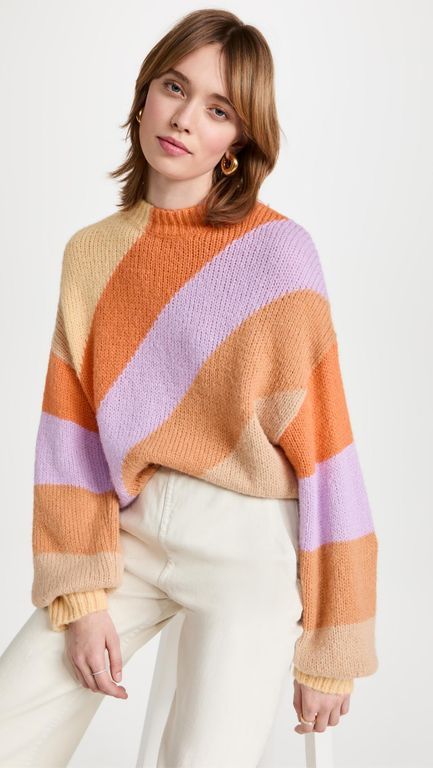 Outfit con sweater de colores juvenil