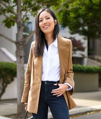 blazer camel con camisa blanca 2