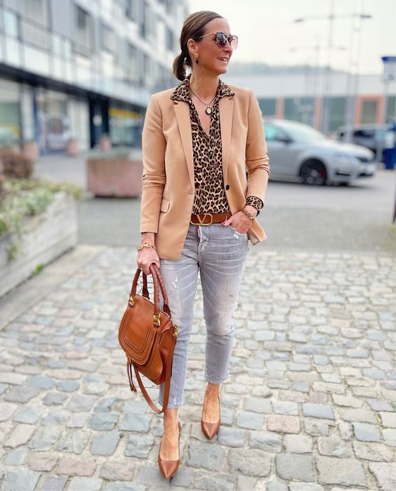 blazer camel con jeans gris