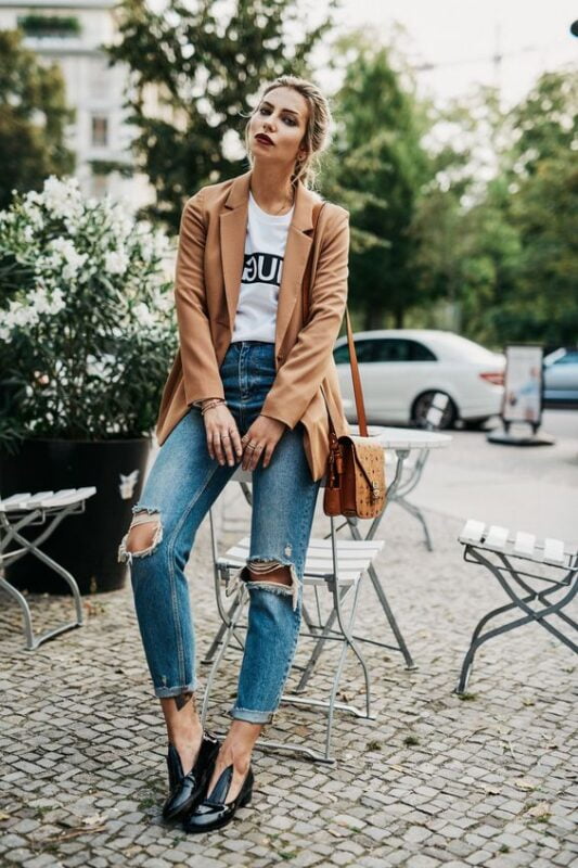 blazer camel con jeasn rasgados