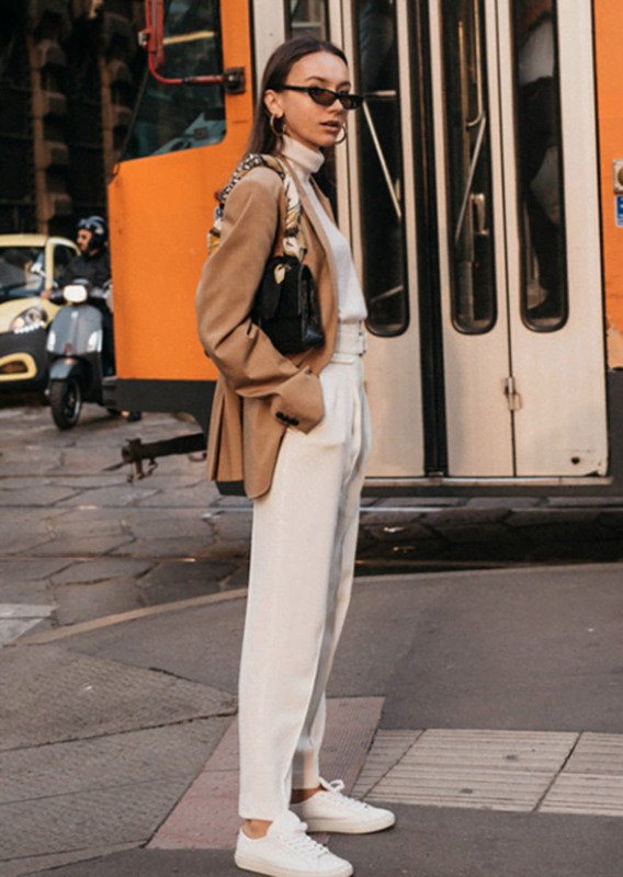 blazer camel con pantalon de vestir blanco