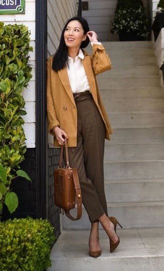 blazer camel con pantalon de vestir marron