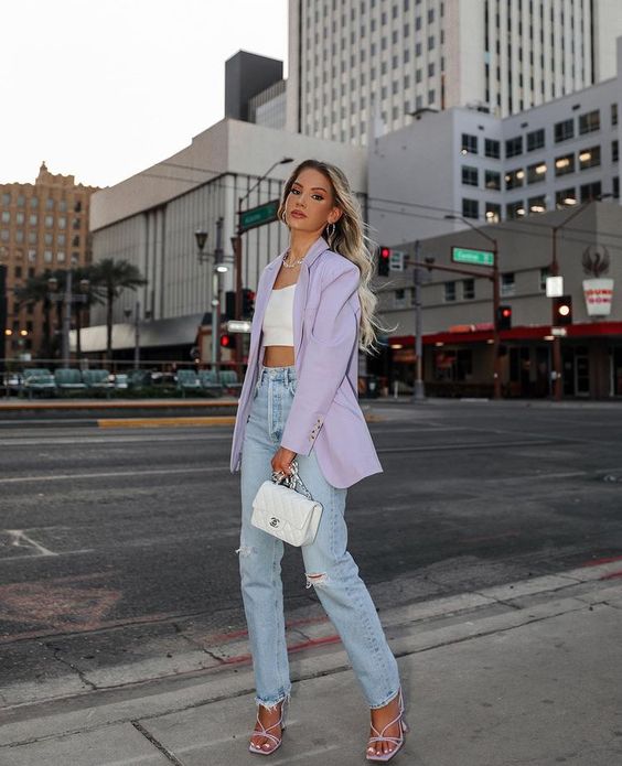 blazer lila con top y jeans