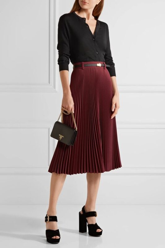 falda bordo con camisa negra