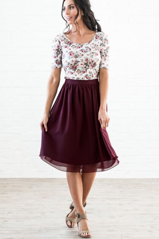 falda bordo con remera estampada