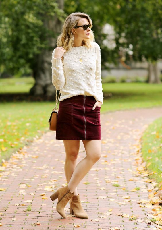 falda bordo sueater y botinetas