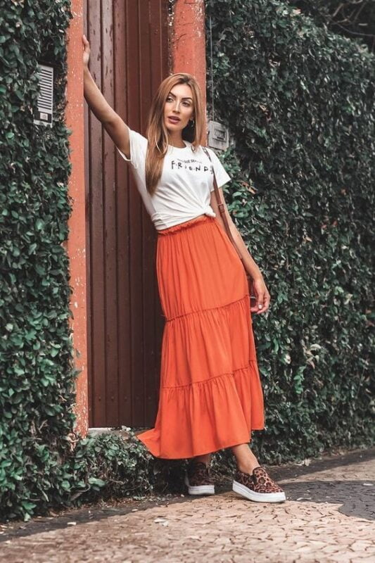 look casual con falda larga naranja