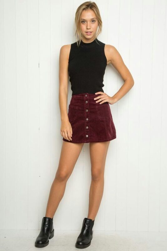 minifalda bordo con borcegos