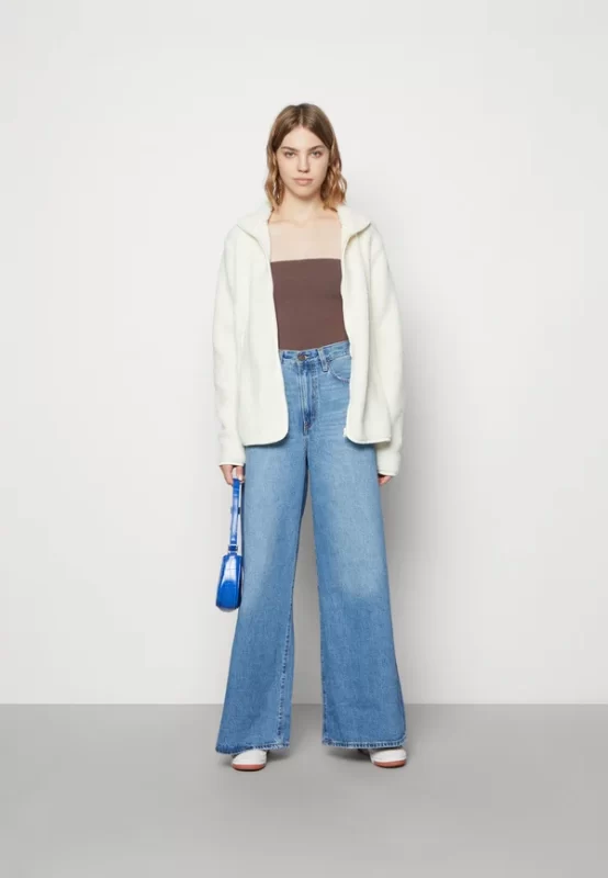 outfit casual invierno con bolso azul rey