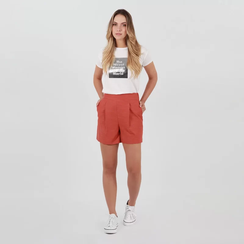 outfit casual short terracota camiseta y zaptillas