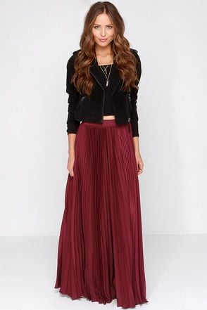 outfit con falda bordo larga elegante y juvenil
