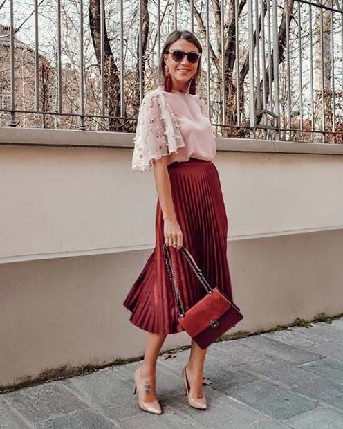 outfit con falda midi plisada bordo