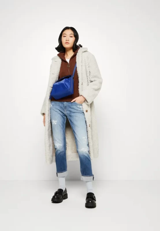 outfit invierno con bolso azul rey