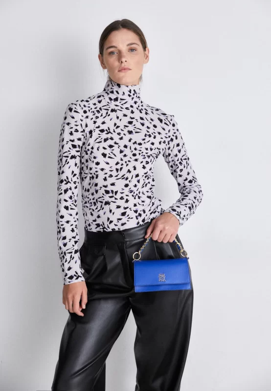 outfit noche con bolso azul rey