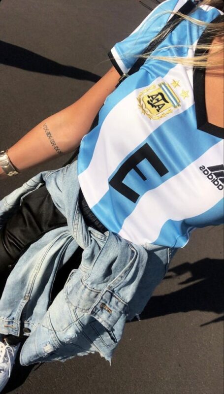 camiseta de futbol y campera denim