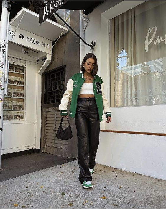 campera bomber universitaria con pantalon de cuero