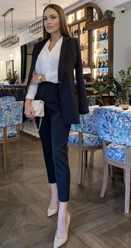 look para la oficina con tacones y traje negro