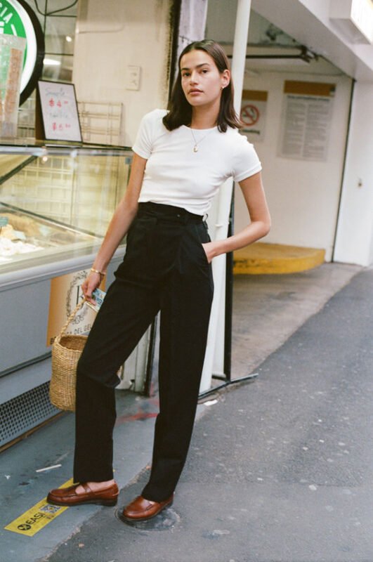 pantalon de vestir negro con mocasines marrones