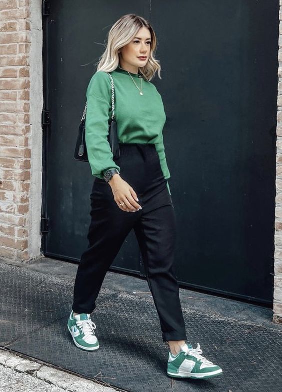 pantalon de vestir negro con zapatillas deportivas