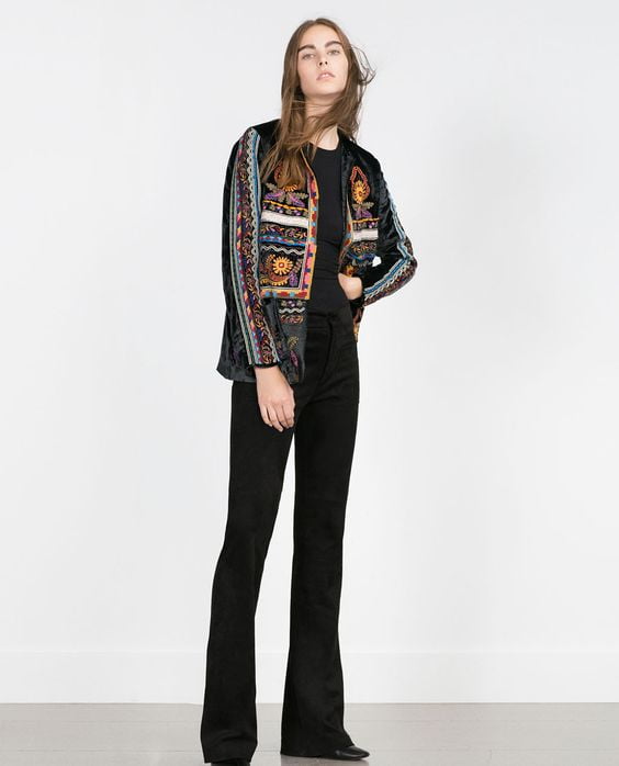 pantalon de vestir negro y campera estampada