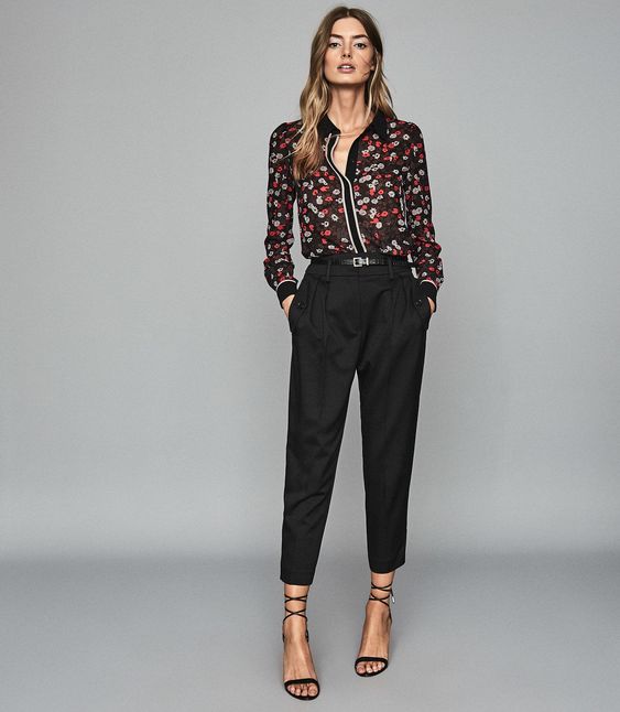 pantalon negro con blusa estampada primavera