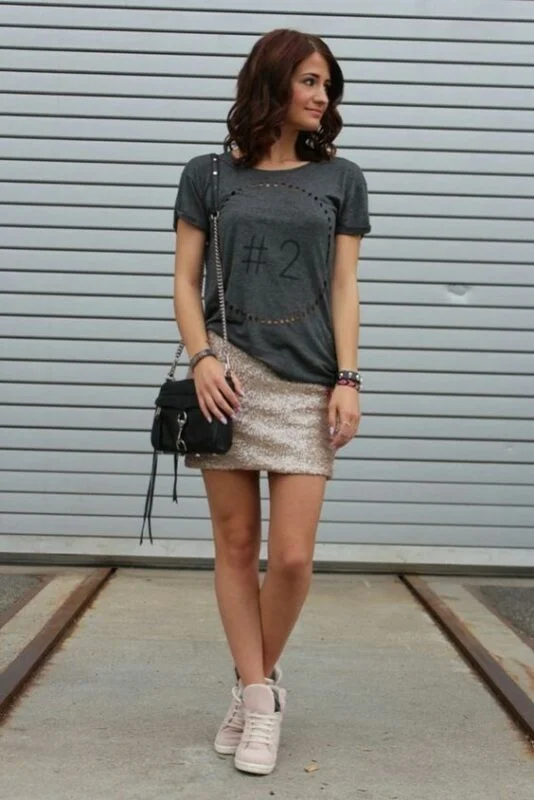 look casual con minifalda dorada y remera gris