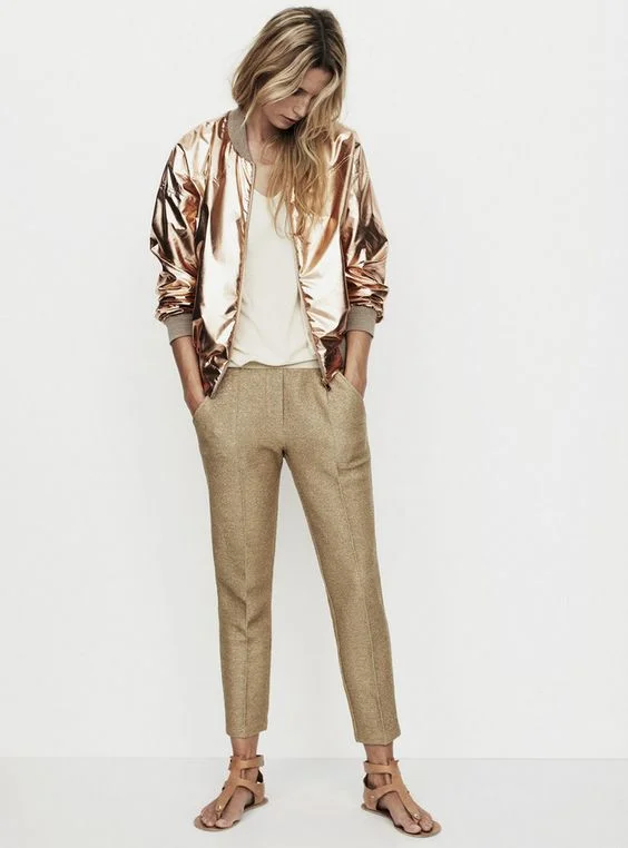 look casual con pantalon beige y bomber dorada