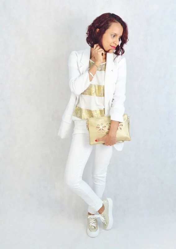 look casual con patnalon dorado y remera blanca 1