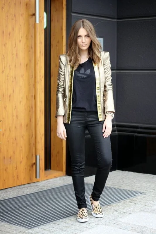 ook casual con outfit negro y blazer dorado