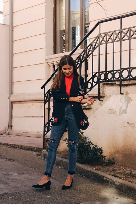 camiseta roja blazer negro bordado y jeans