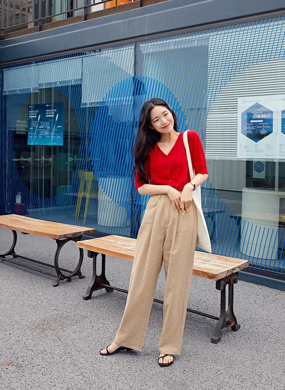 camiseta roja y pantalon beige
