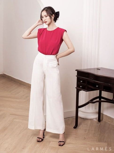 camiseta roja y pantalon de vestir blanco