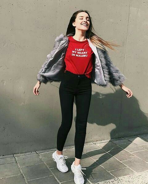 jeans chupin negro y camiseta roja