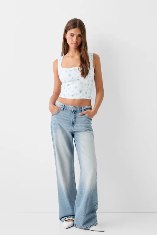 jeans wide leg claro en tono pastel con camiseta musculosa floreada