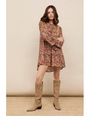look boho con vestido floreado y botas baqueras
