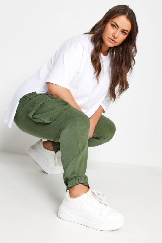 outfit primavera con jogger talla grande