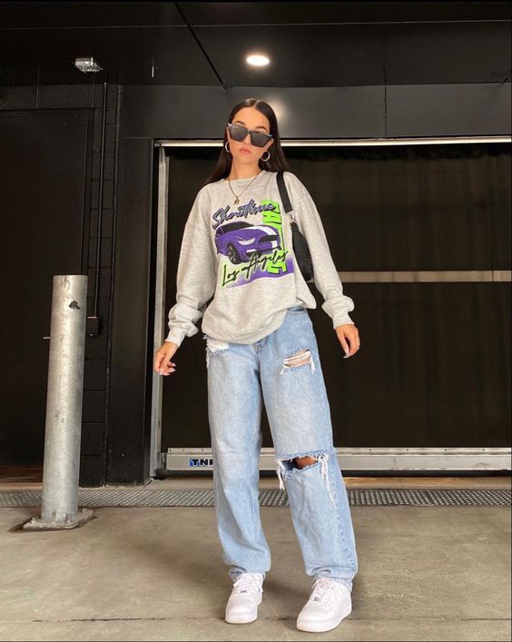sudadera grafica y jeans rasgaros look juvneil