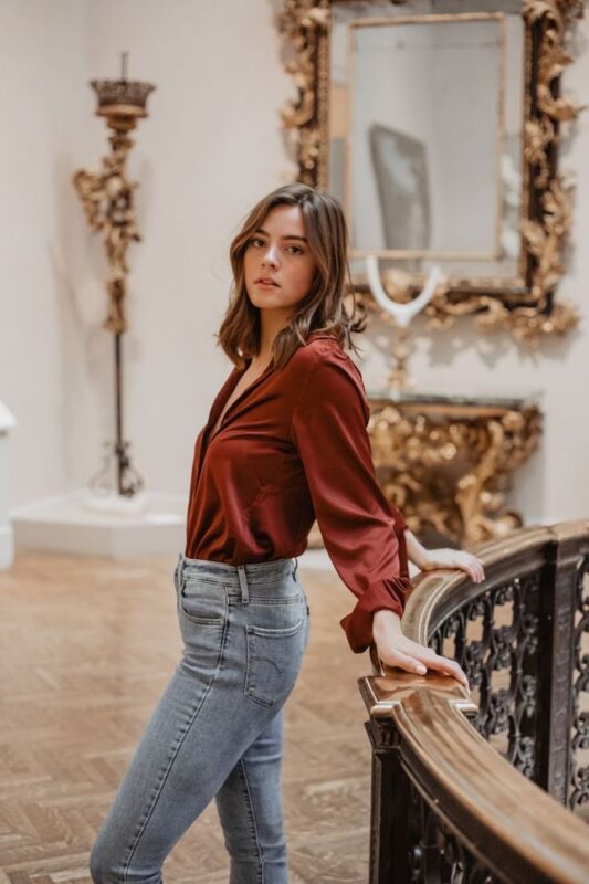 Outfit con jeans y blusa para oficina