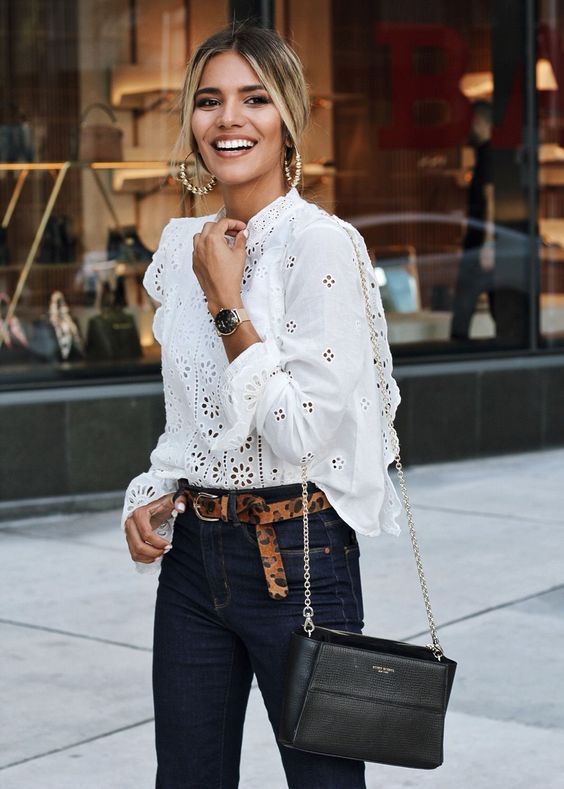Outfits para Bautizo Mama con jeans y blusa blanca