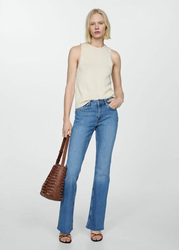 Outfits para oficina con jeans y musculosa blanca