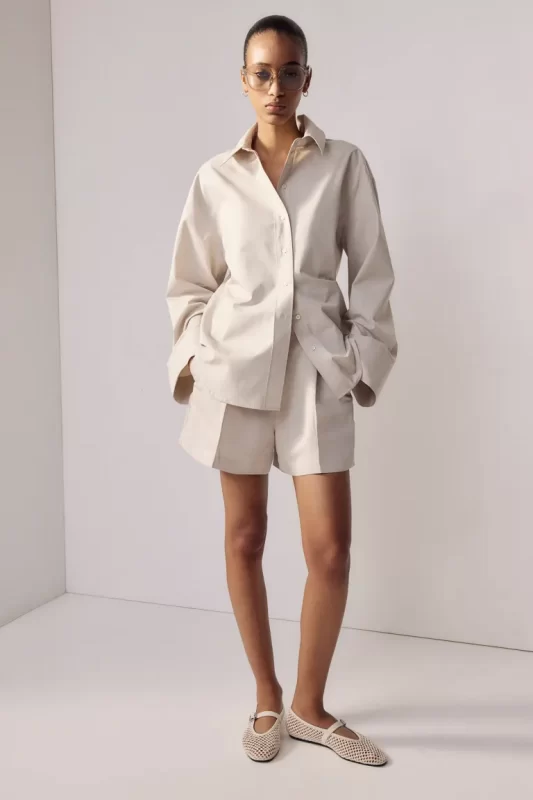 outfit con short beige de vestir para mujer